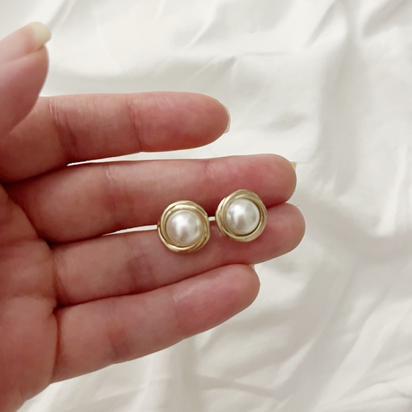 J.CREW Pearl and Gold Stud Earrings - Picture 2 of 4